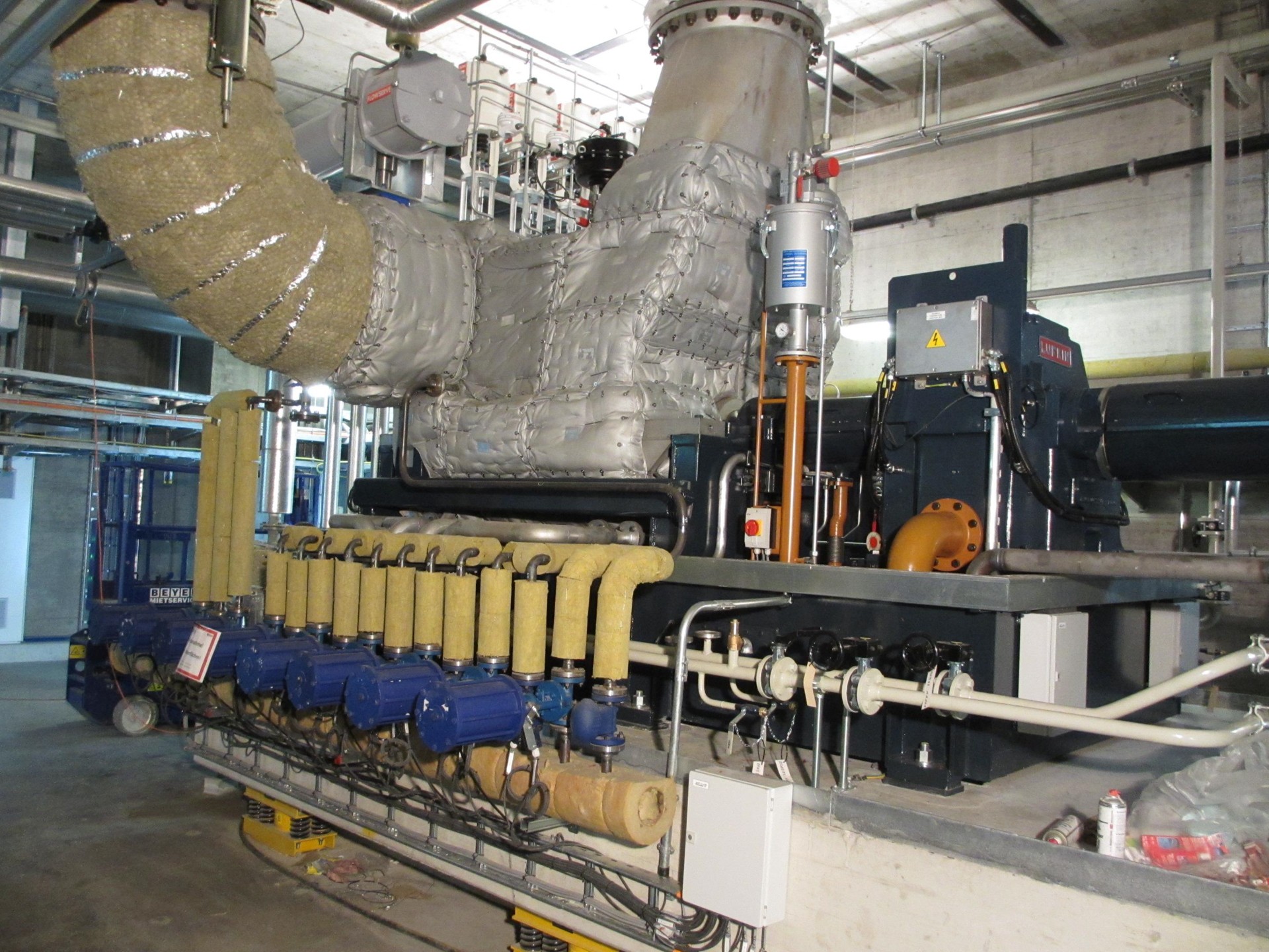 Waste incineration plant generates electricity and district heating